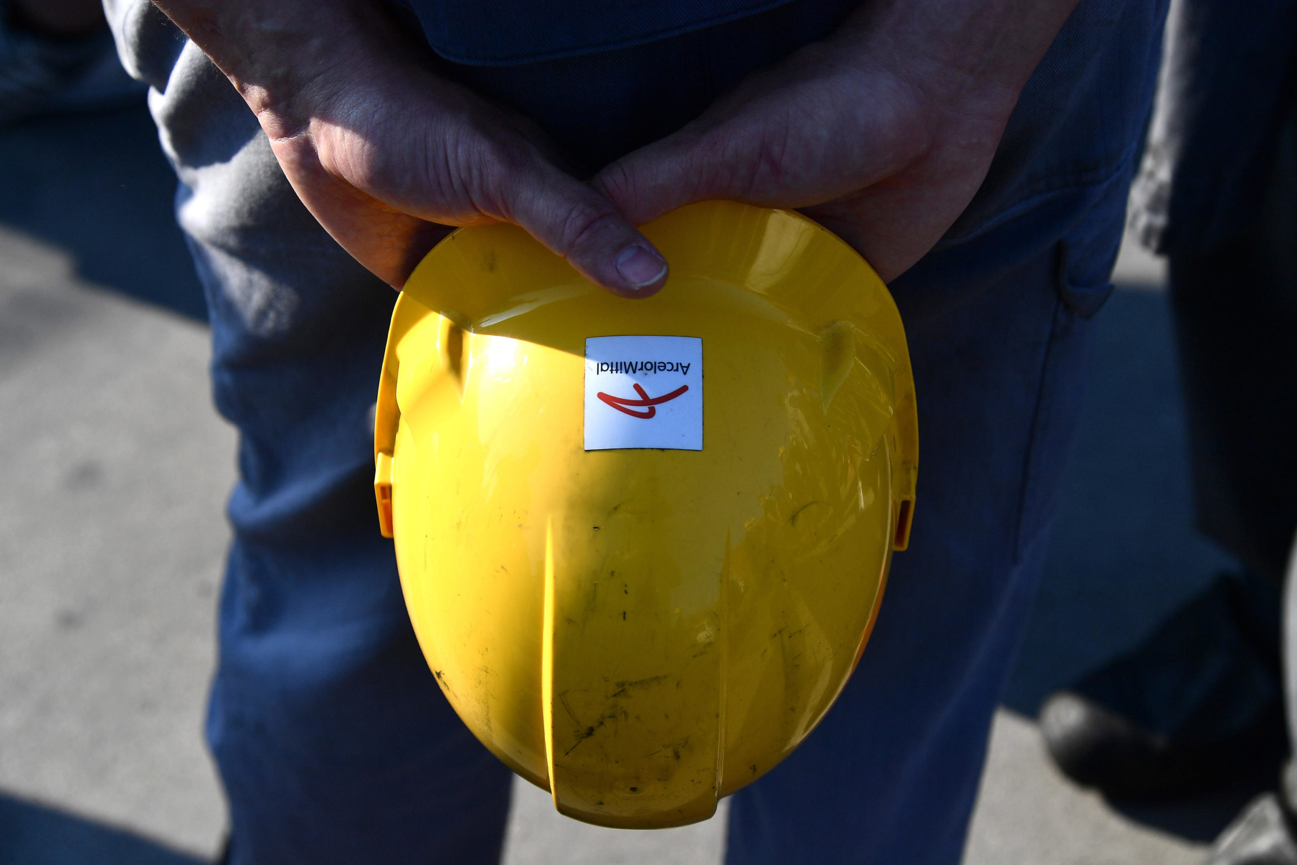 Il casco protettivo di un dipendente, con il logo dell'Arcelor Mittal Il casco protettivo di un dipendente, con il logo dell'Arcelor Mittal