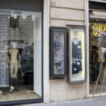 Le vetrine, rimaste vuote per mesi, sono allestite in attesa del via libera dell'Esecutivo. Le vetrine, rimaste vuote per mesi, sono allestite in attesa del via libera dell'Esecutivo.