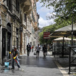 E in attesa del provvedimento del Governo, alcuni commercianti si preparano alla riapertura. E in attesa del provvedimento del Governo, alcuni commercianti si preparano alla riapertura.