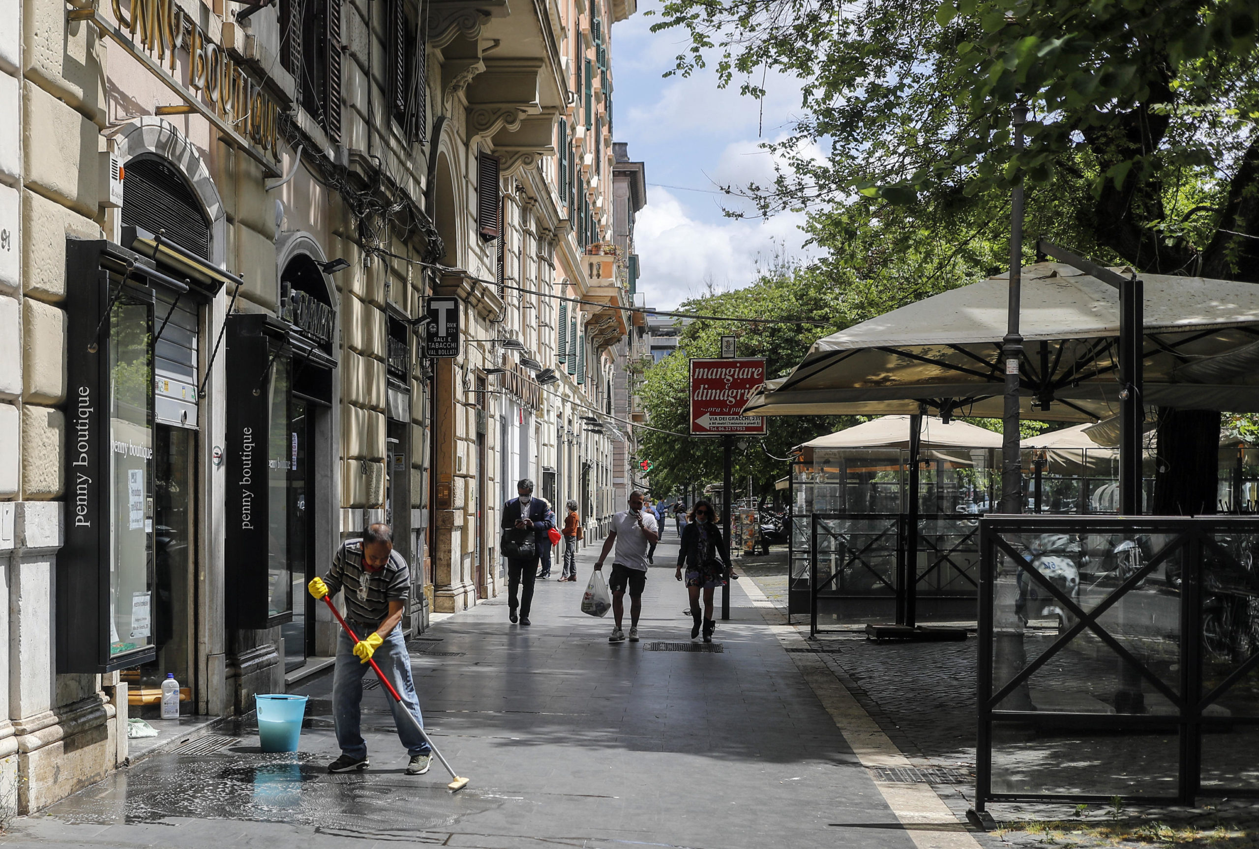E in attesa del provvedimento del Governo, alcuni commercianti si preparano alla riapertura. E in attesa del provvedimento del Governo, alcuni commercianti si preparano alla riapertura.