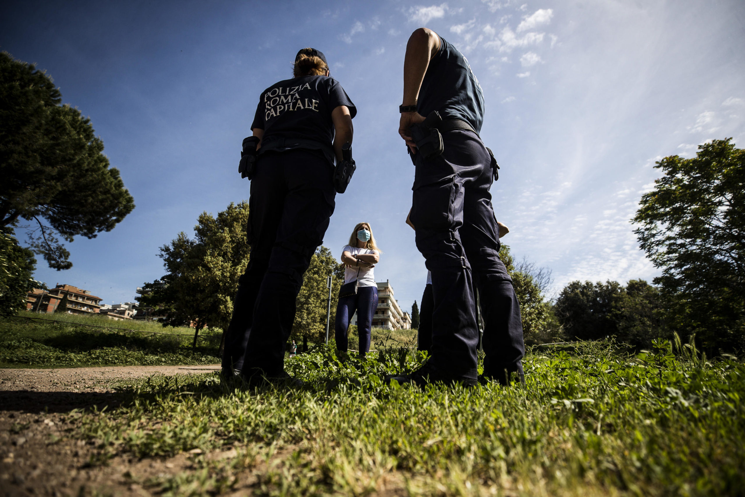 Le forze dell'ordine controllano il rispetto delle prescrizioni nel parco della Caffarella