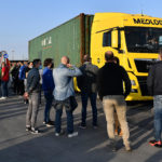 I lavoratori hanno bloccato il varco in cui transitano i mezzi pesanti I lavoratori hanno bloccato il varco in cui transitano i mezzi pesanti