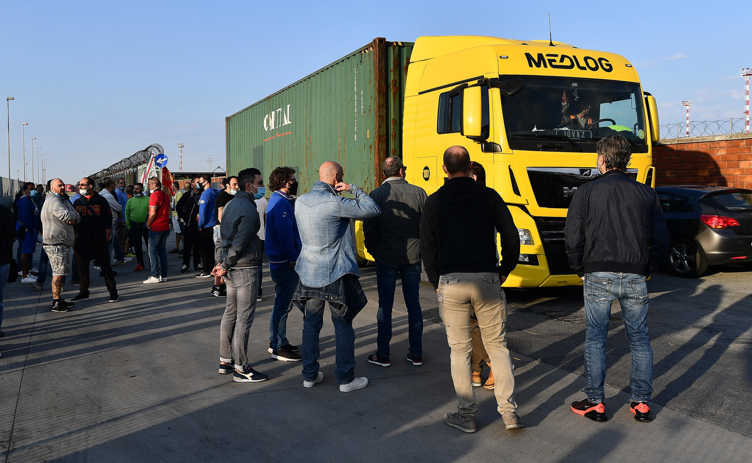 I lavoratori hanno bloccato il varco in cui transitano i mezzi pesanti I lavoratori hanno bloccato il varco in cui transitano i mezzi pesanti