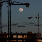La "Luna dei fiori" svetta sulle gru di un cantiere a Pamplona, in Spagna