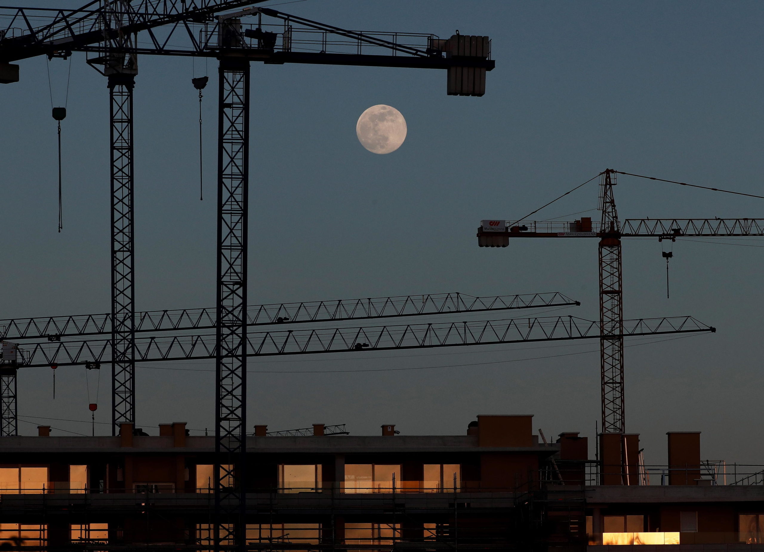 La "Luna dei fiori" svetta sulle gru di un cantiere a Pamplona, in Spagna