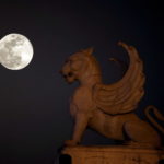 La "Luna dei fiori" vista da Hanoi, in Vietnam