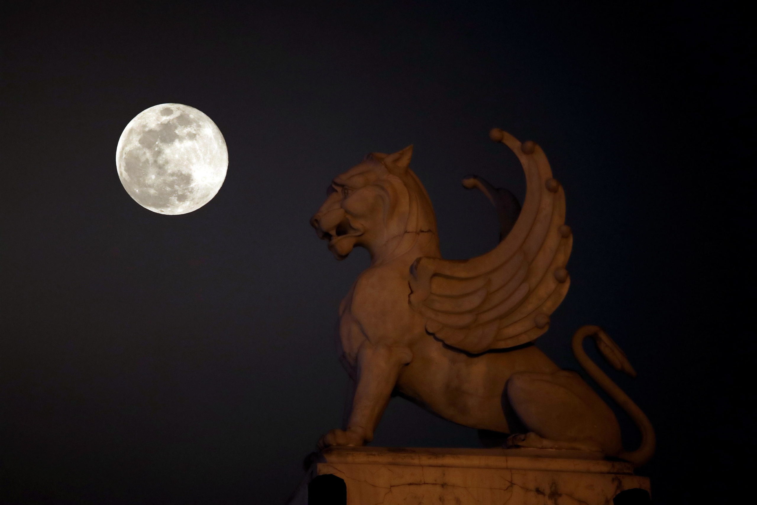 La "Luna dei fiori" vista da Hanoi, in Vietnam