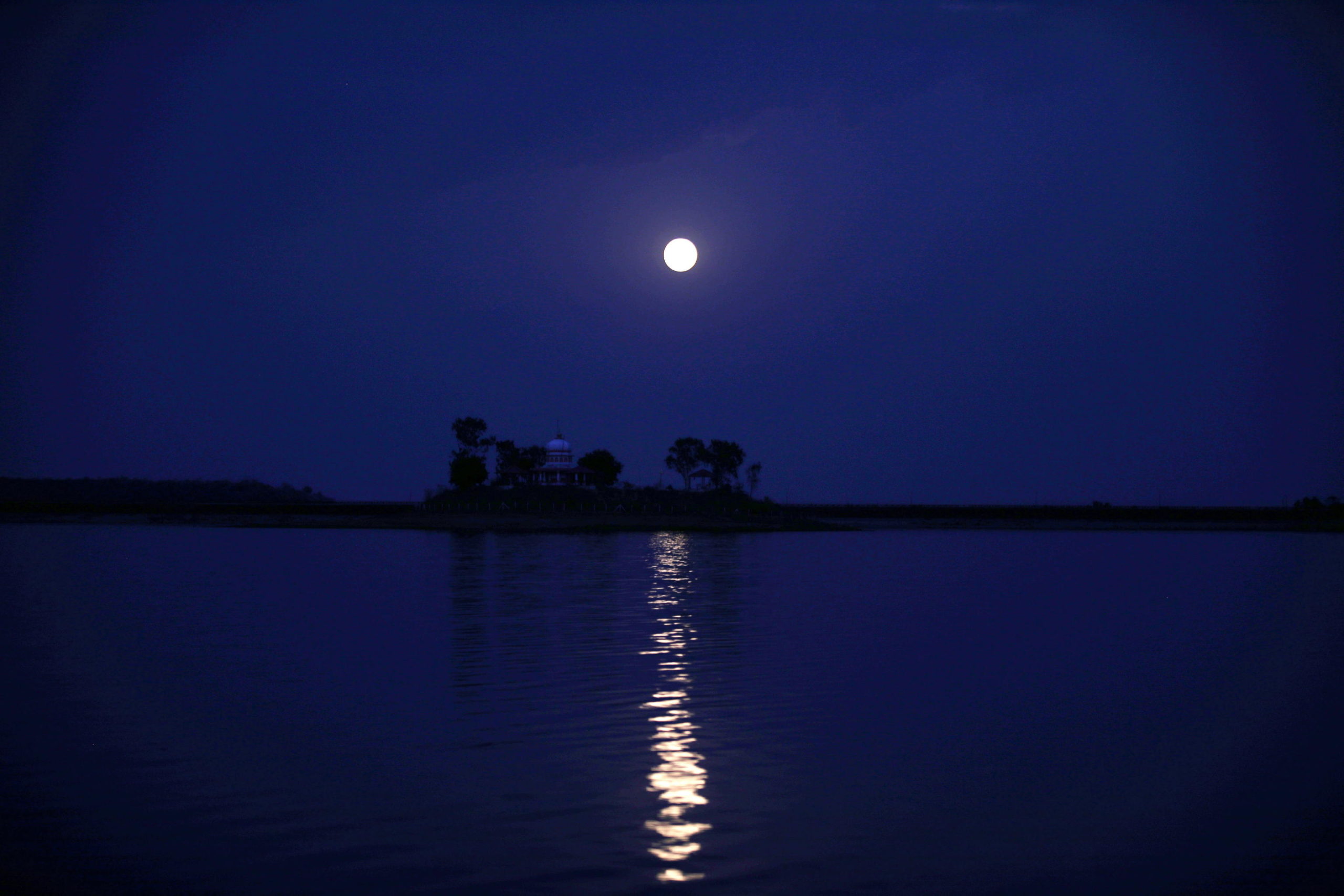 La "Luna dei fiori" si riflette su Bophal, in India