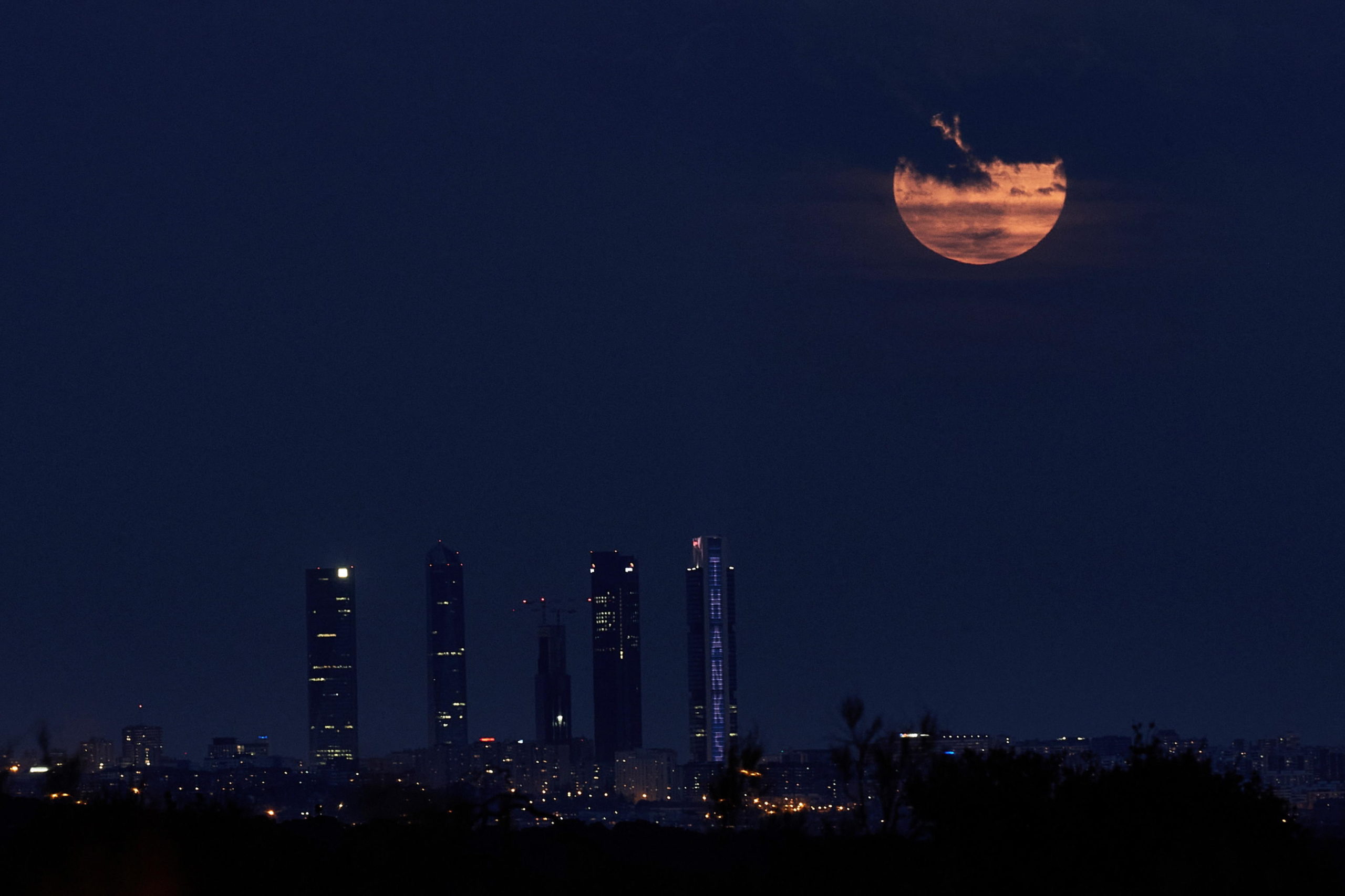 La "Luna dei fiori" sovrasta Madrid, in Spagna