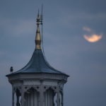 La moschea Uryanizade Ahmet Esat Efendi di Istanbul è leggermente rischiarata dalla "Luna dei fiori"