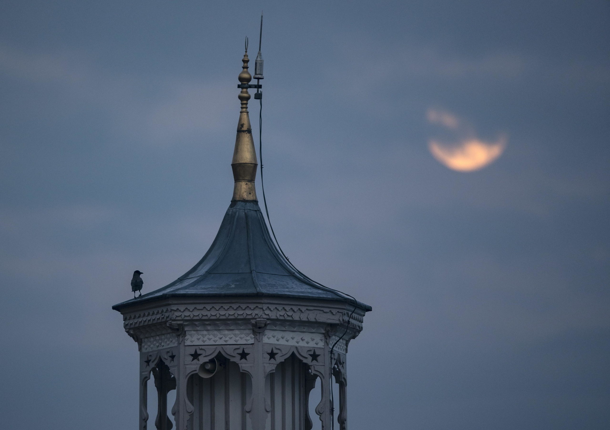 La moschea Uryanizade Ahmet Esat Efendi di Istanbul è leggermente rischiarata dalla "Luna dei fiori"