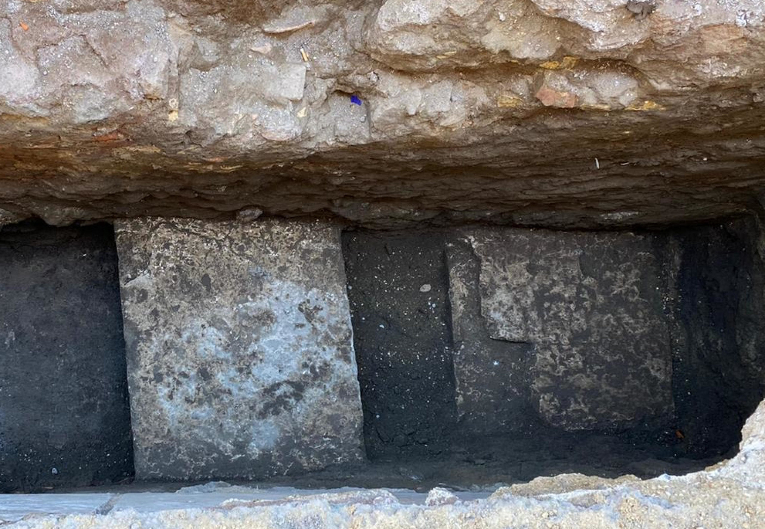 Scoperta grazie alle indagini archeologiche seguite all'apertura di una buca in Piazza della Rotonda