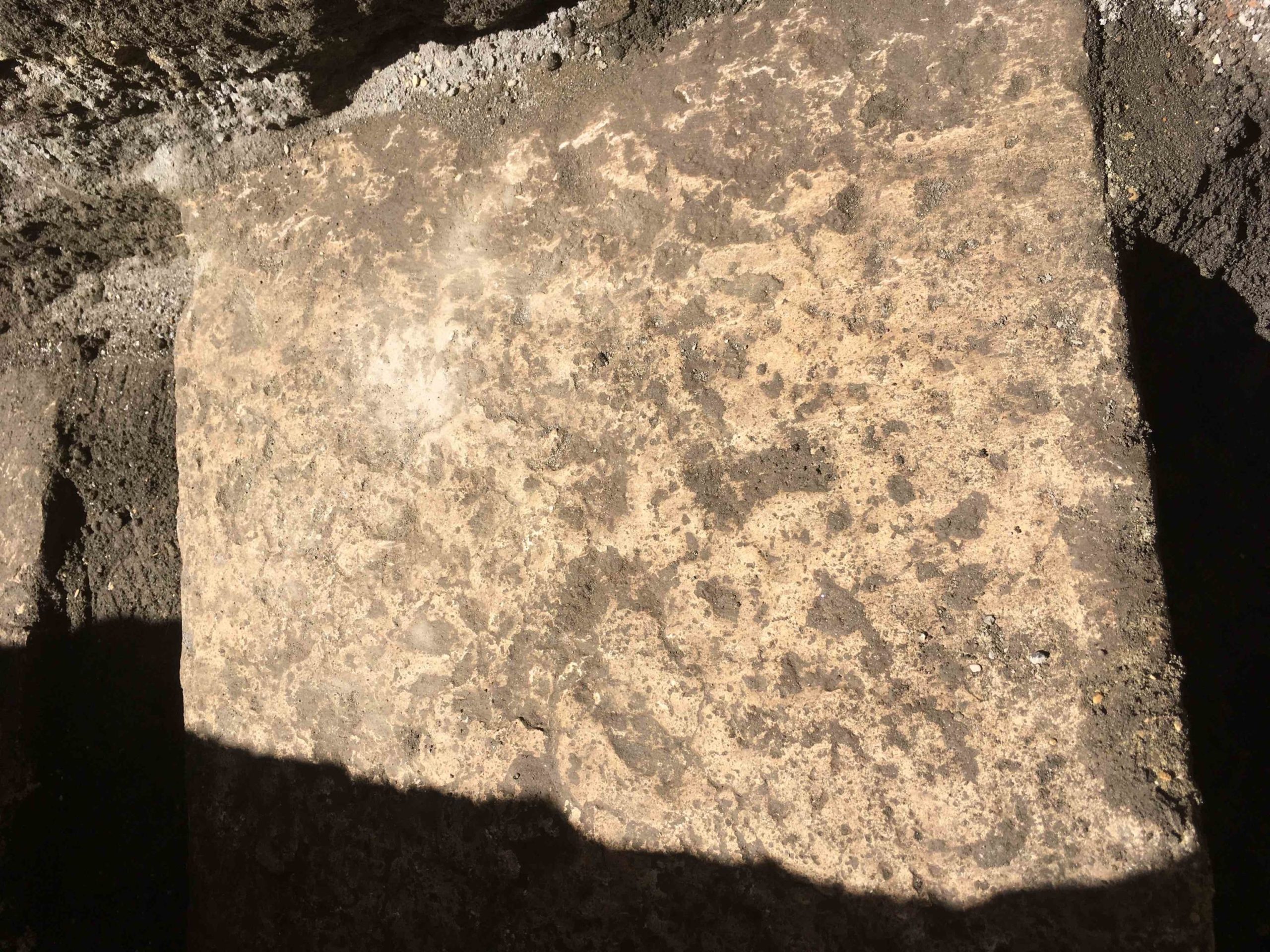 Il tempio, dedicato a tutti gli dei, fu fatto costruire da Agrippa tra il 27 e il 25 a. C.