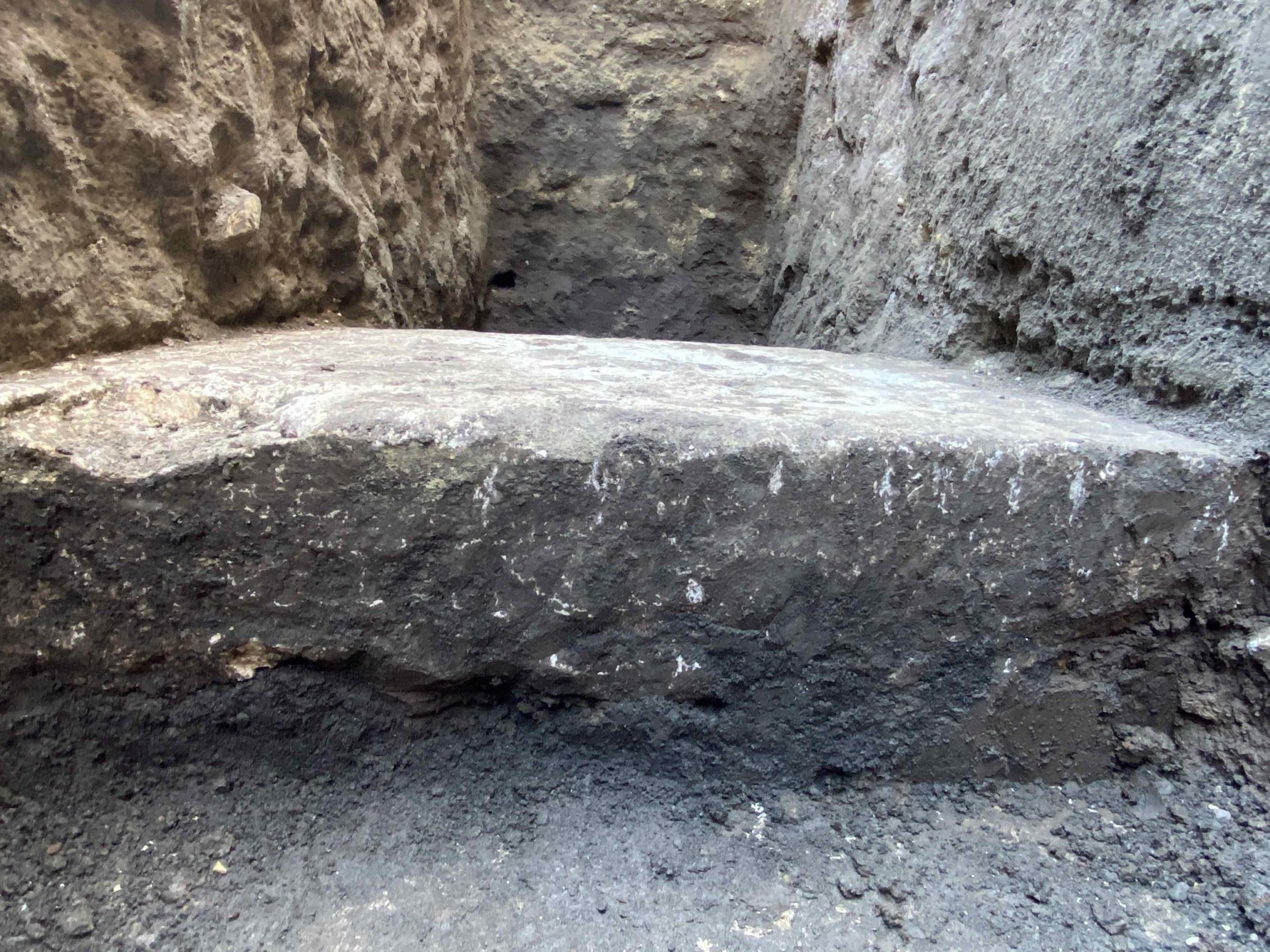 La pavimentazione si trova a circa 2,70 metri sotto il piano stradale