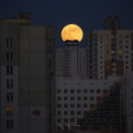 La superluna emerge alle spalle dei grattacieli di Minsk, in Bielorussia