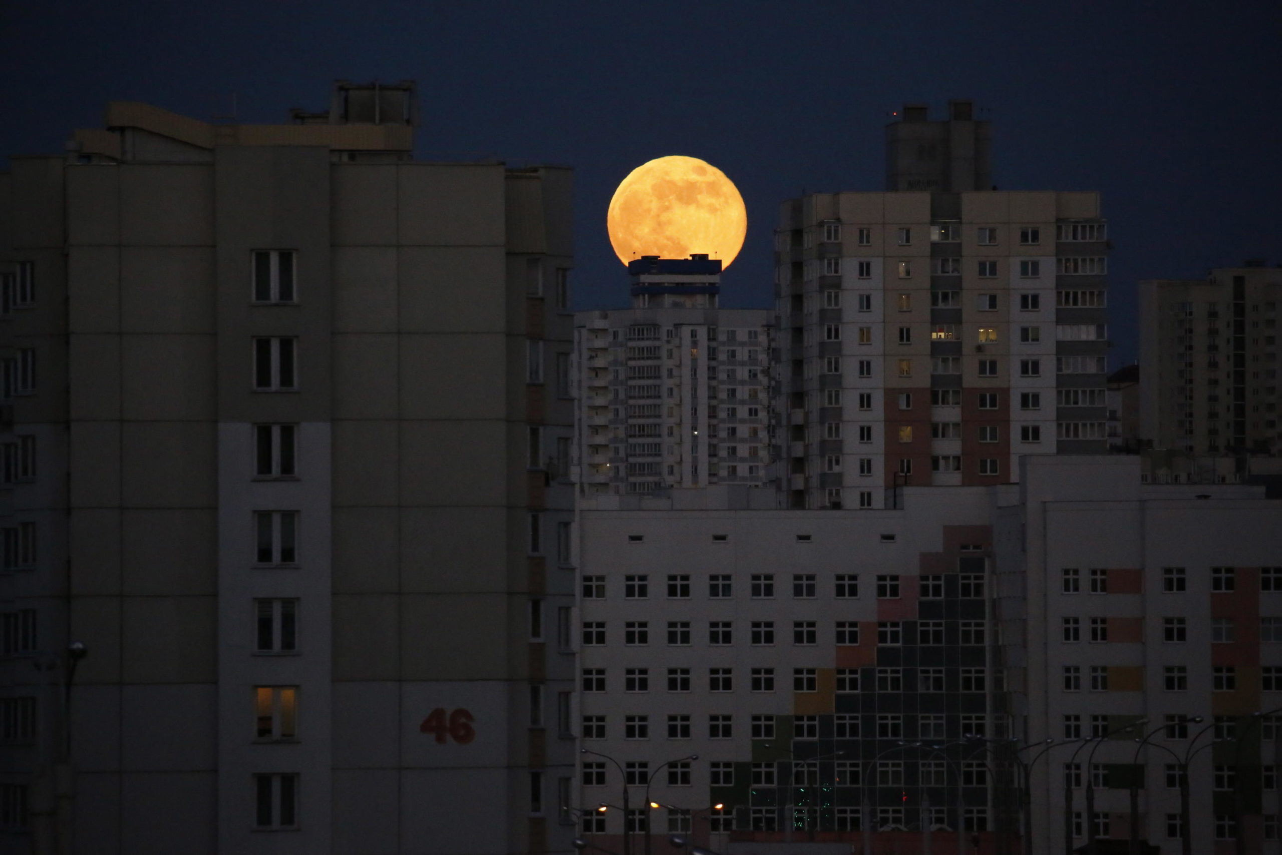 La superluna emerge alle spalle dei grattacieli di Minsk, in Bielorussia