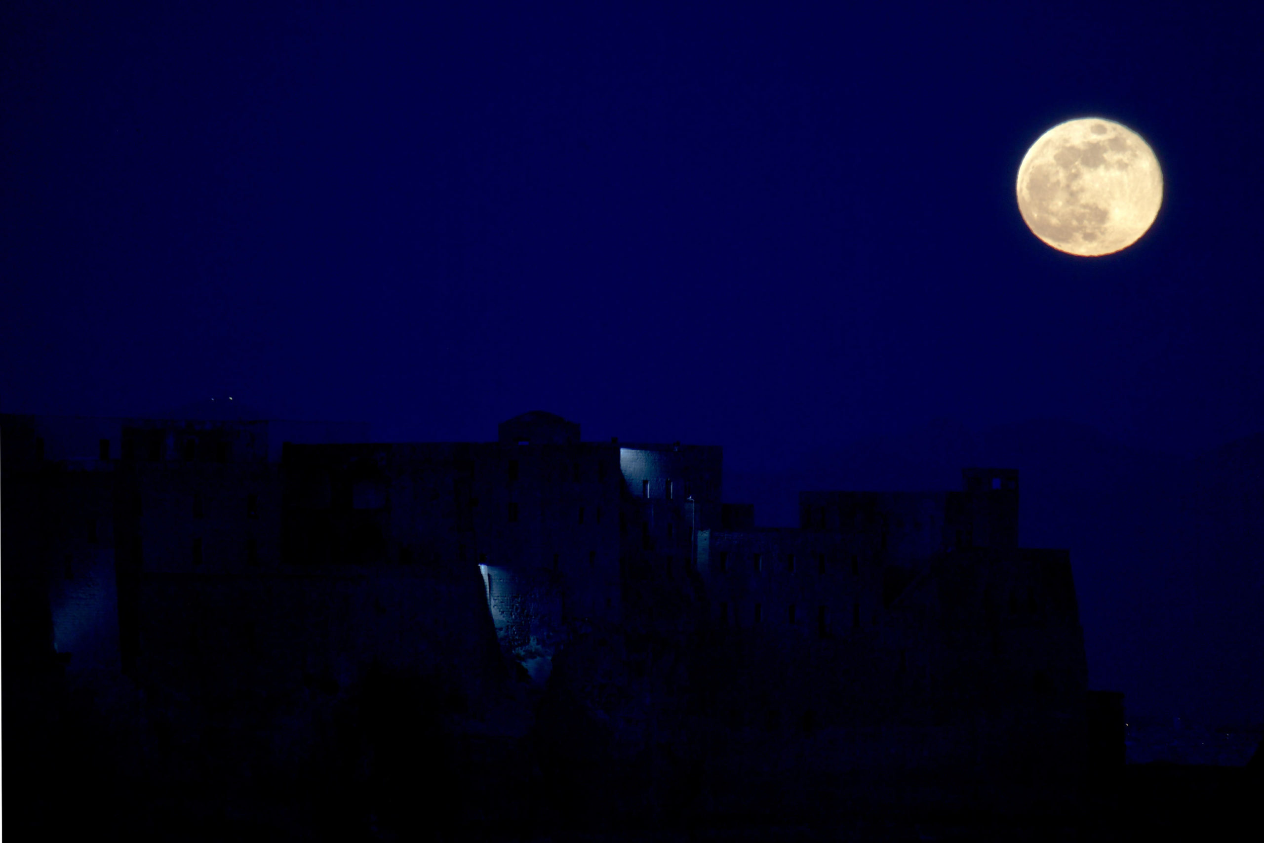 La "Luna dei fiori" si riflette sul golfo di Napoli