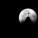 La superluna detta "Luna dei fiori" illumina il crocefisso di una chiesa a Quito, in Ecuador