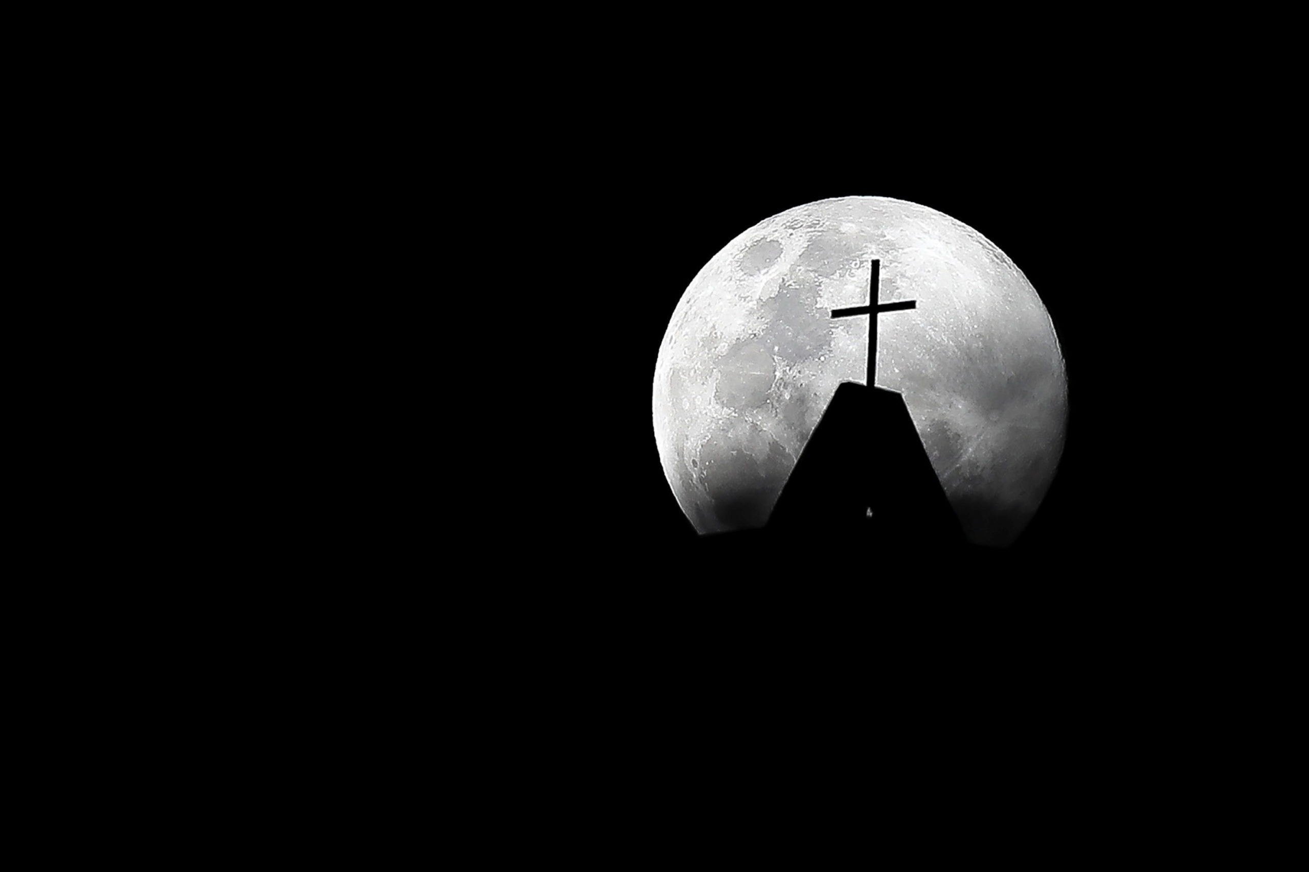 La superluna detta "Luna dei fiori" illumina il crocefisso di una chiesa a Quito, in Ecuador