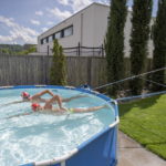 Un elastico legato a un albero del loro giardino li aiuta a allenarsi. Anche questo è lo sport ai tempi del Coronavirus