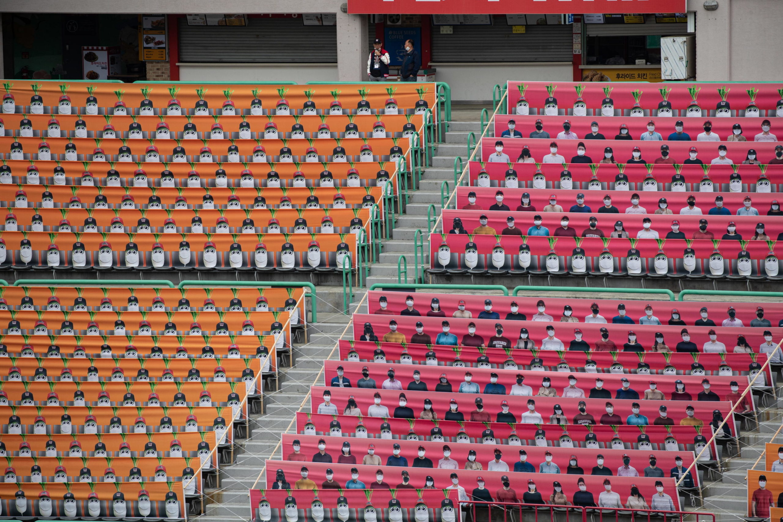 I match si svolgeranno a porte chiuse ed è per questo che al posto dei tifosi la Lega di baseball corana ha previsto di collocare delle stampe colorate di uomini e donne sulle tribune