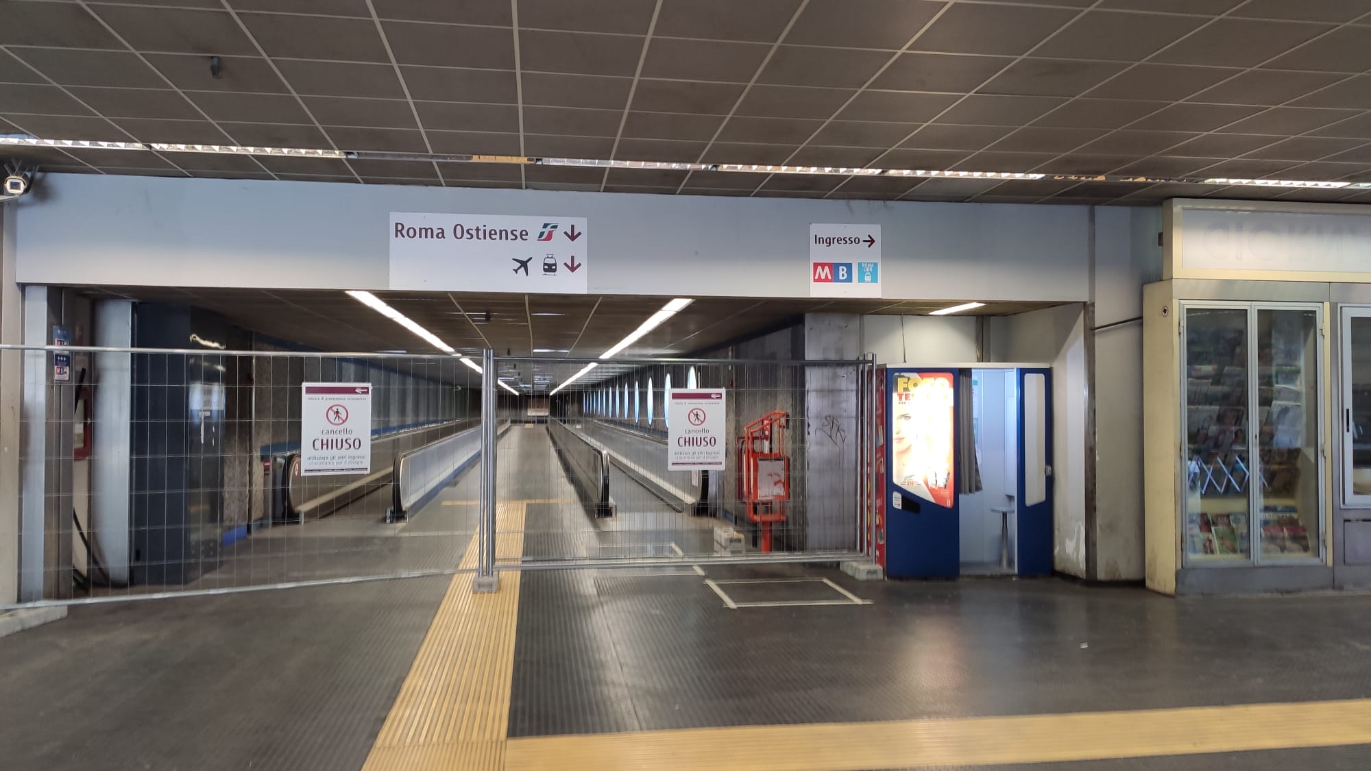 Ingresso sbarrato tra la fermata Piramide della metro B e la fermata Ostiense del treno Ingresso sbarrato tra la fermata Piramide della metro B e la fermata Ostiense del treno