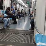 All'interno della metropolitana di Roma le persone sono sedute a distanza e indossano la mascherina All'interno della metropolitana di Roma le persone sono sedute a distanza e indossano la mascherina