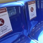 Sul vagone della metro è vietato sedersi nei posti centrali Sul vagone della metro è vietato sedersi nei posti centrali