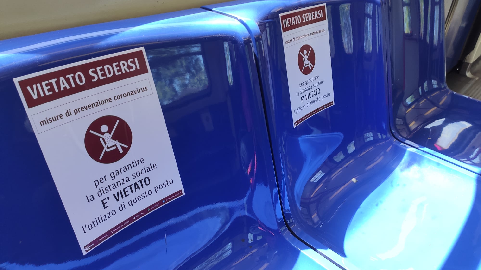 Sul vagone della metro è vietato sedersi nei posti centrali Sul vagone della metro è vietato sedersi nei posti centrali