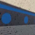 Una segnaletica blu indica dove posizionarsi quando si aspetta la metro sulla banchina Una segnaletica blu indica dove posizionarsi quando si aspetta la metro sulla banchina