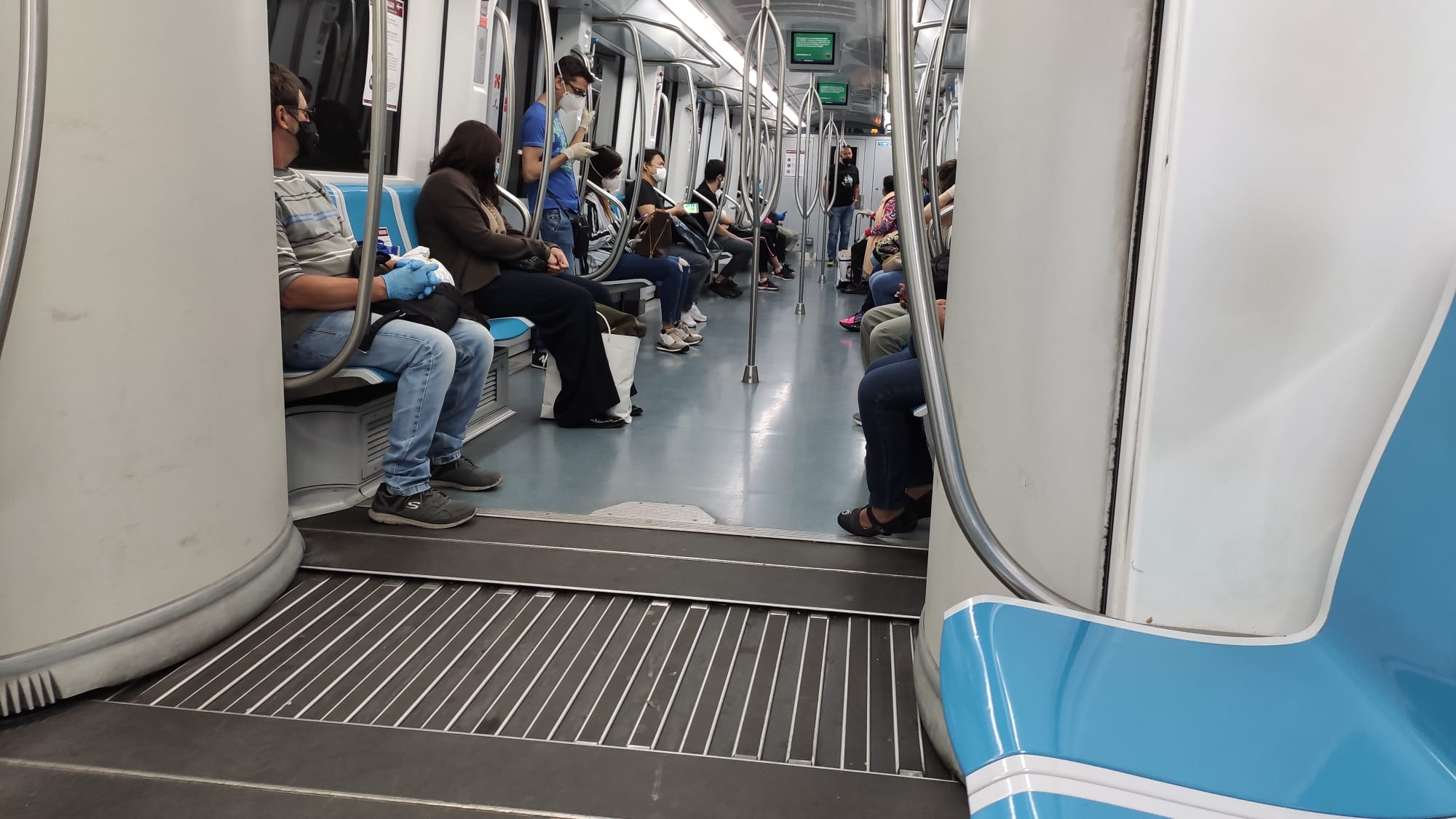 All'interno della metropolitana di Roma le persone sono sedute a distanza e indossano la mascherina All'interno della metropolitana di Roma le persone sono sedute a distanza e indossano la mascherina