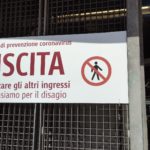 Il cartello segnala dove entrare e uscire alla stazione della metro Il cartello segnala dove entrare e uscire alla stazione della metro