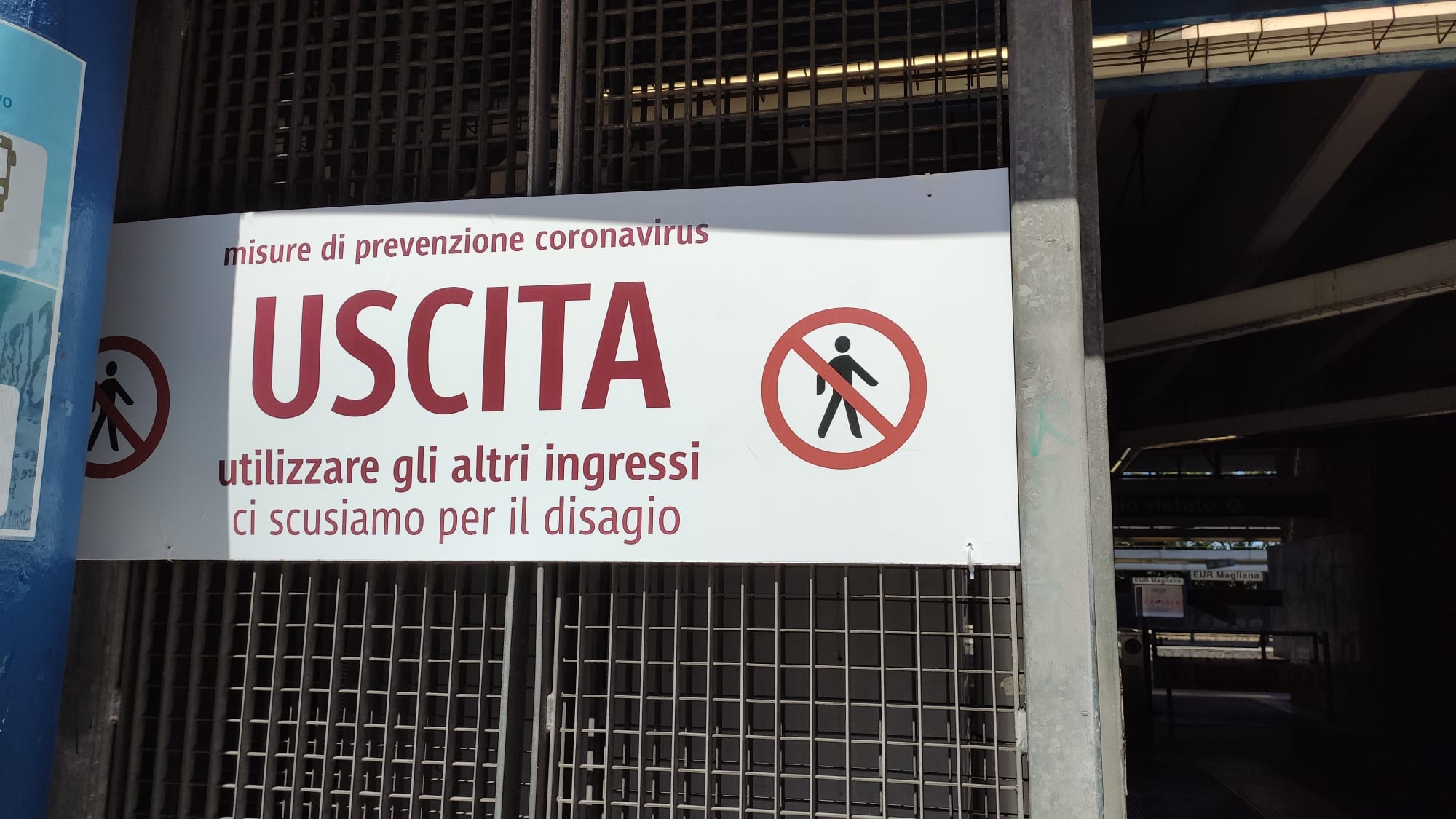 Il cartello segnala dove entrare e uscire alla stazione della metro Il cartello segnala dove entrare e uscire alla stazione della metro