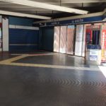 Alla fermata della linea B Eur Magliana una catena bianca e rossa delimita ingresso e uscita della stazione Alla fermata della linea B Eur Magliana una catena bianca e rossa delimita ingresso e uscita della stazione