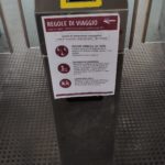 Al tornello della metro sono spiegate le nuove regole di viaggio Al tornello della metro sono spiegate le nuove regole di viaggio