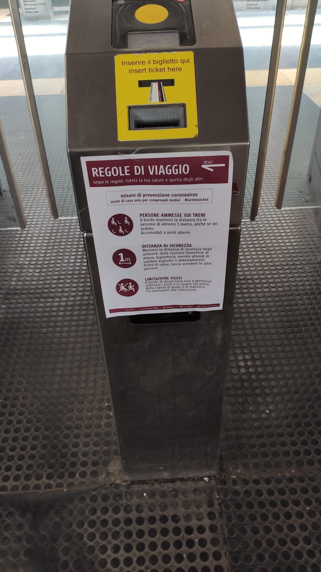 Al tornello della metro sono spiegate le nuove regole di viaggio Al tornello della metro sono spiegate le nuove regole di viaggio