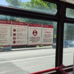 Sul finestrino dell'autobus sono indicate le regole di viaggio Sul finestrino dell'autobus sono indicate le regole di viaggio