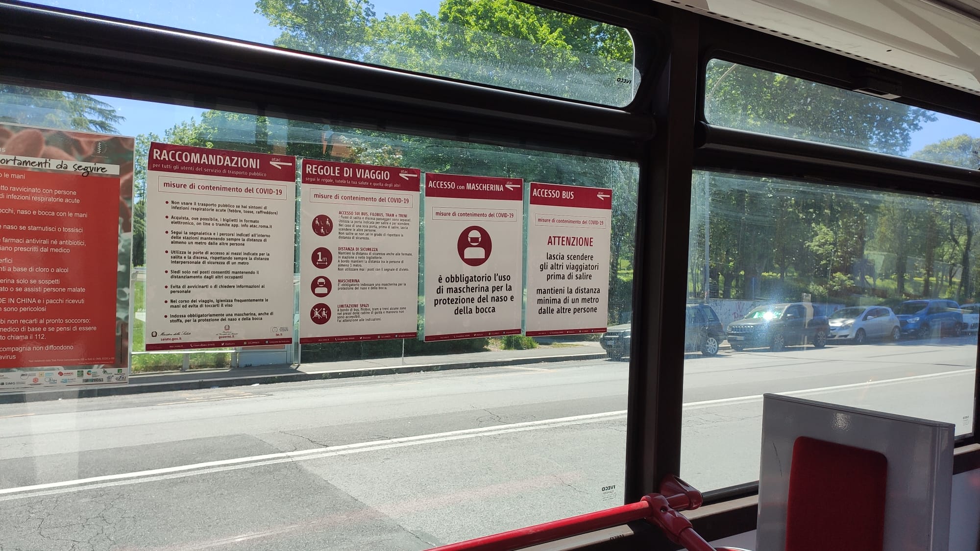 Sul finestrino dell'autobus sono indicate le regole di viaggio Sul finestrino dell'autobus sono indicate le regole di viaggio