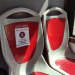 I cartelli indicano dove non è più possibile sedersi sull'autobus I cartelli indicano dove non è più possibile sedersi sull'autobus