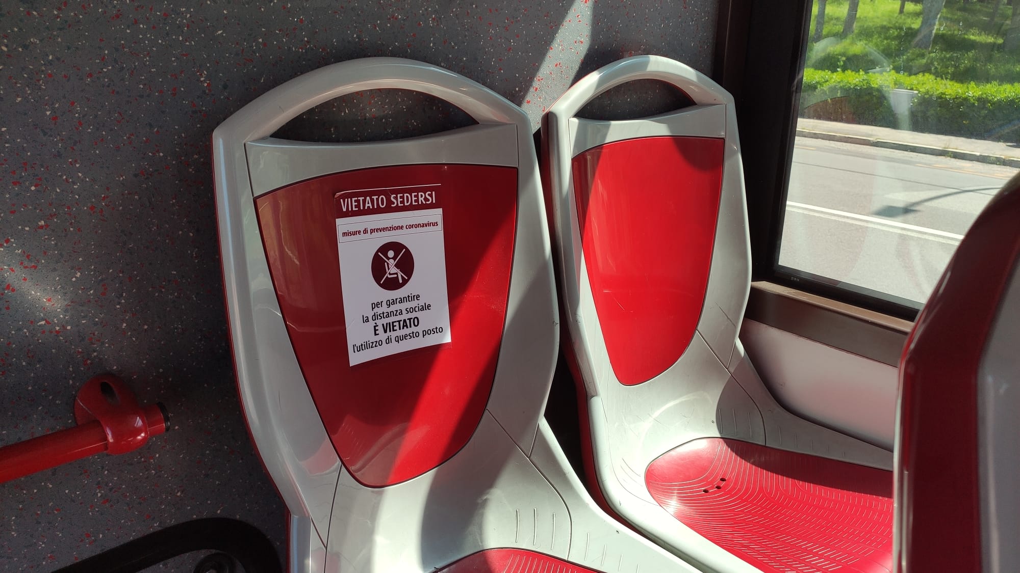 I cartelli indicano dove non è più possibile sedersi sull'autobus I cartelli indicano dove non è più possibile sedersi sull'autobus