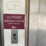 Anche in ascensore il cartello segnala che bisogna mantenere le distanze Anche in ascensore il cartello segnala che bisogna mantenere le distanze