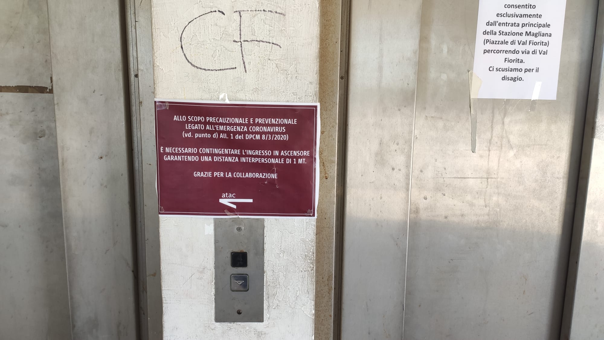 Anche in ascensore il cartello segnala che bisogna mantenere le distanze Anche in ascensore il cartello segnala che bisogna mantenere le distanze