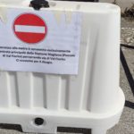 Il cartello indica il nuovo percorso per entrare e uscire dalla stazione Eur Magliana Il cartello indica il nuovo percorso per entrare e uscire dalla stazione Eur Magliana