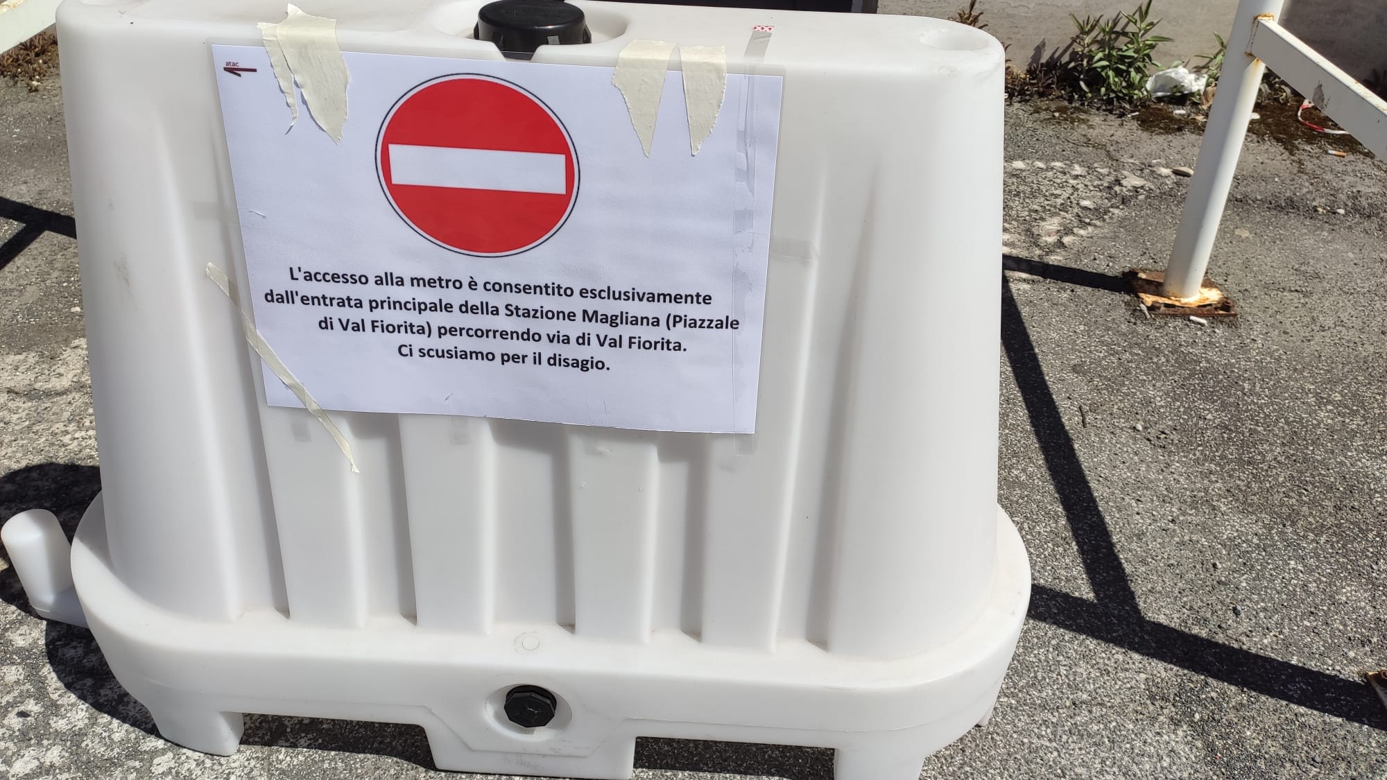 Il cartello indica il nuovo percorso per entrare e uscire dalla stazione Eur Magliana Il cartello indica il nuovo percorso per entrare e uscire dalla stazione Eur Magliana