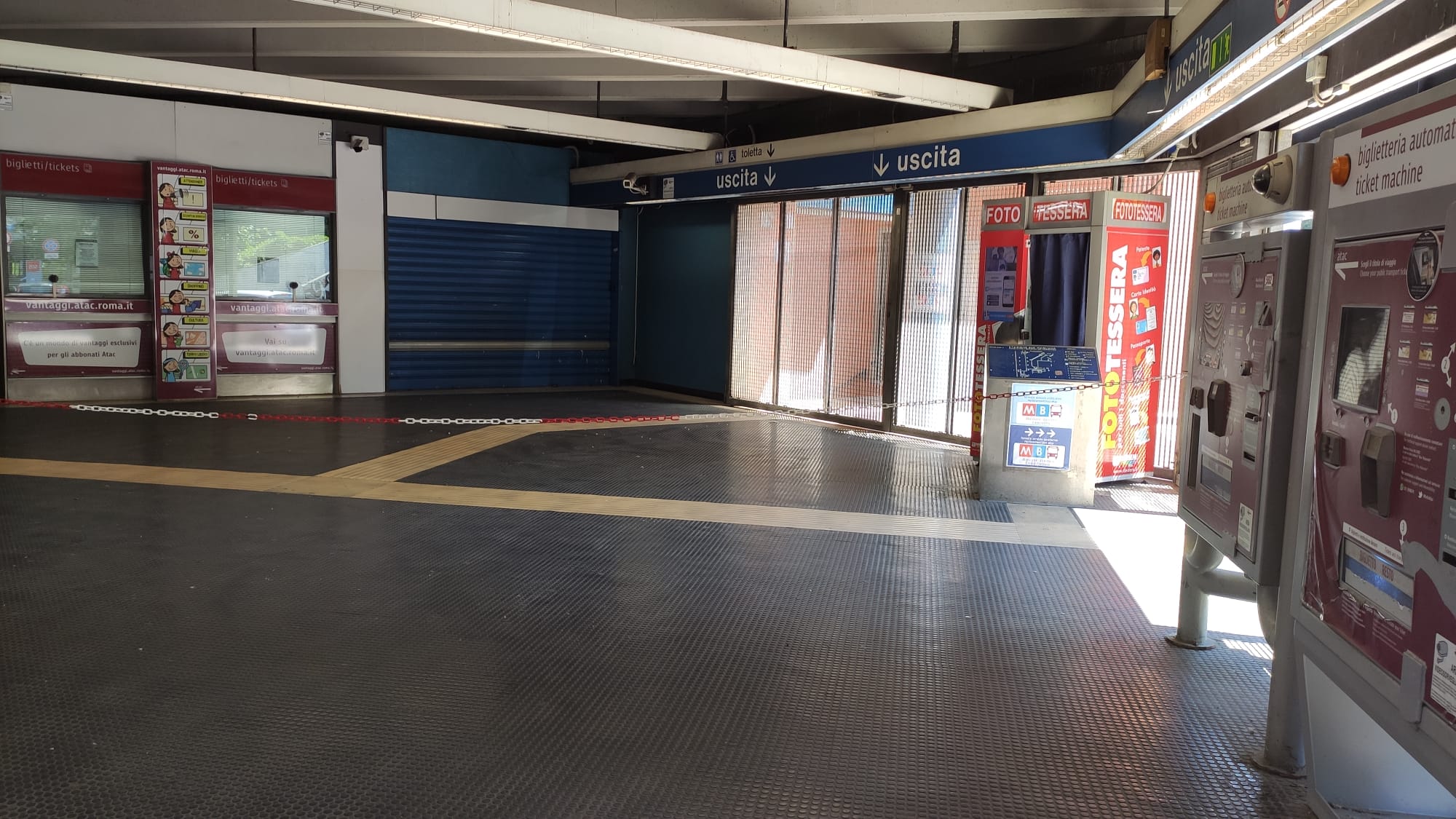 Alla fermata della linea B Eur Magliana una catena bianca e rossa delimita ingresso e uscita della stazione Alla fermata della linea B Eur Magliana una catena bianca e rossa delimita ingresso e uscita della stazione