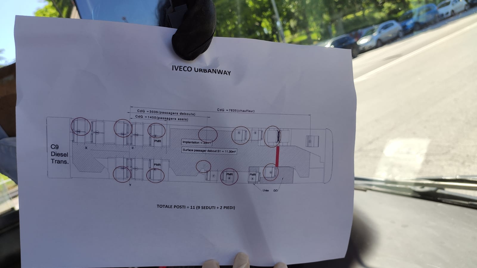Il conducente ha una mappa dell'autobus in cui è segnalata la disposizione dei posti, 11 in tutto Il conducente ha una mappa dell'autobus in cui è segnalata la disposizione dei posti, 11 in tutto