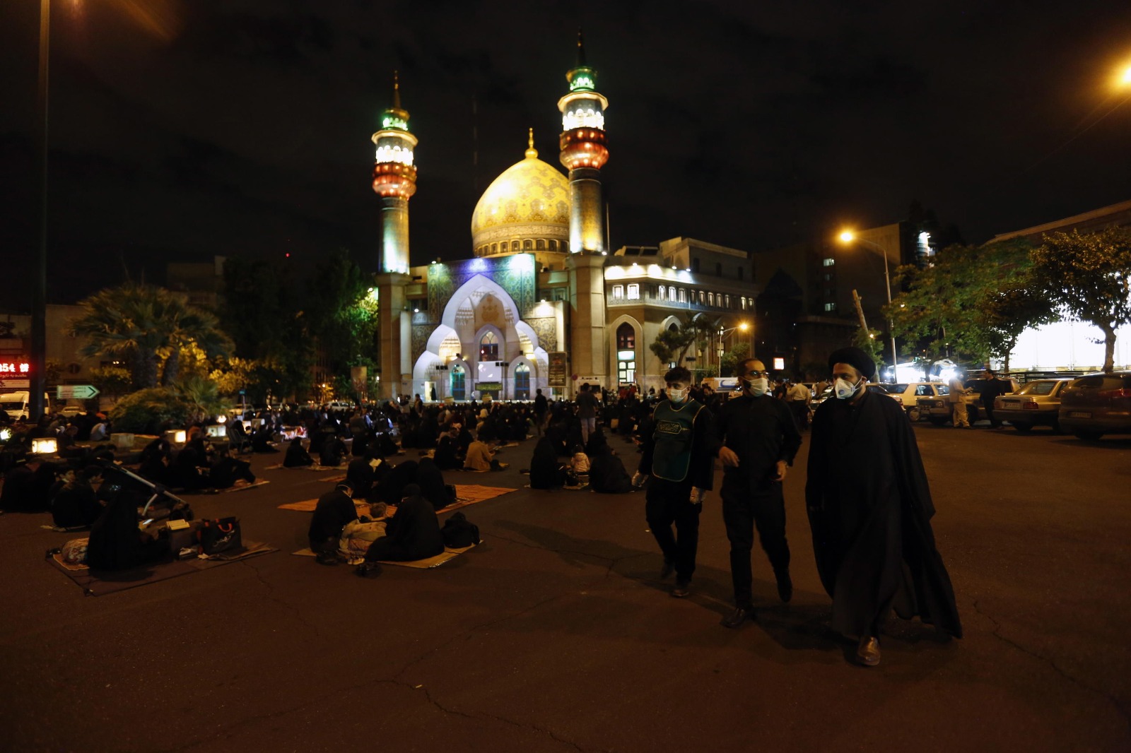 Centinaia di musulmani iraniani si sono riuniti per pregare in occasione della festa di Laylat al-Qadr