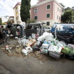 Anche in via degli Orti della Farnesina i rifiuti vengono lasciati fuori dai cassonetti