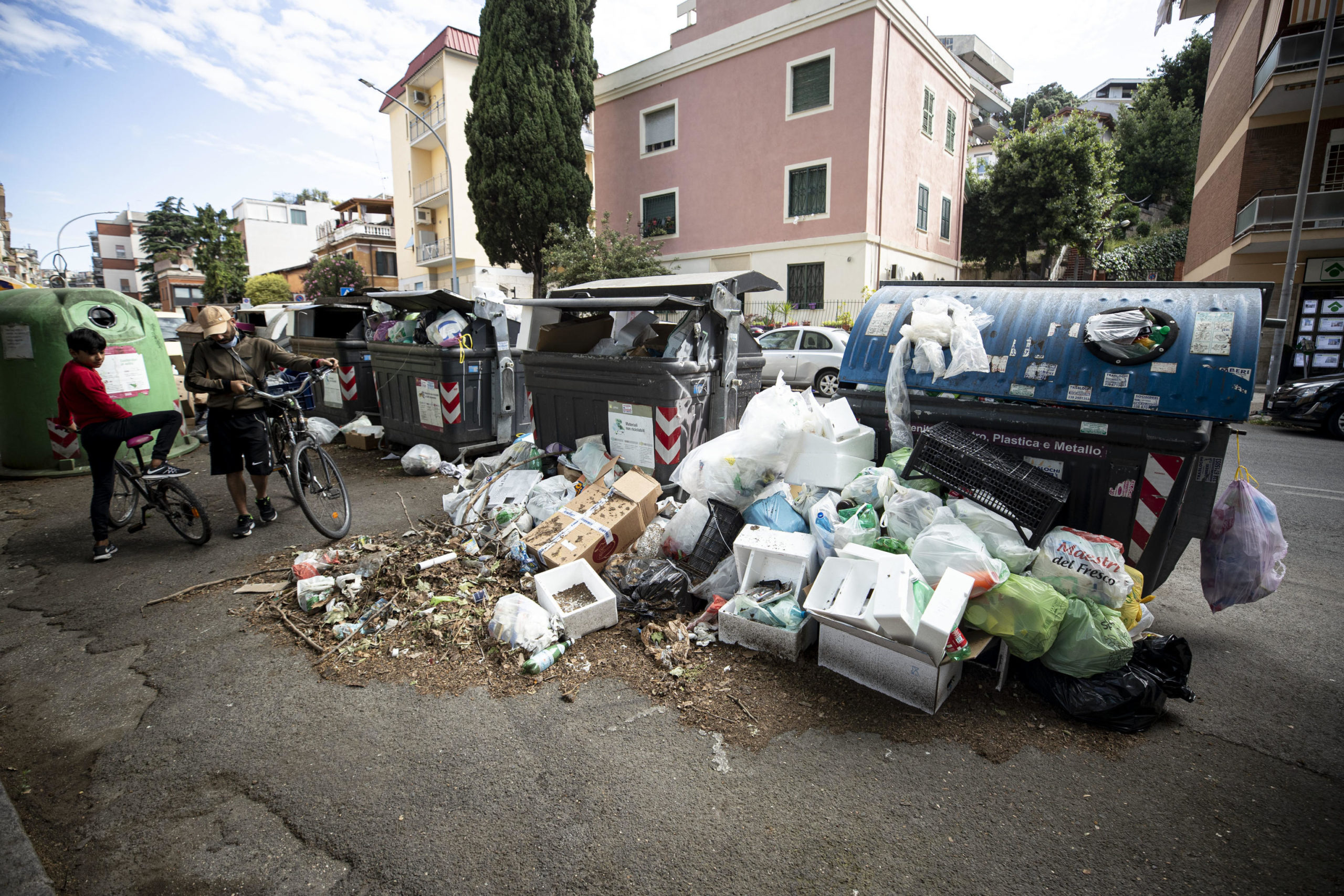 Anche in via degli Orti della Farnesina i rifiuti vengono lasciati fuori dai cassonetti