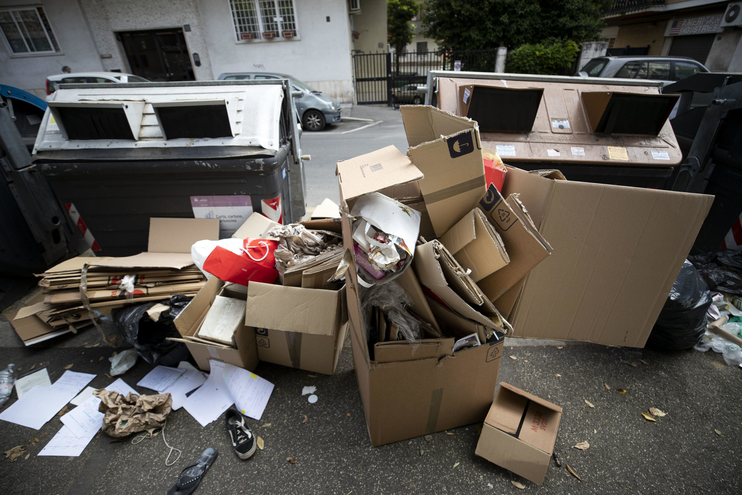 Cumuli di cartoni abbandonati al centro di Roma